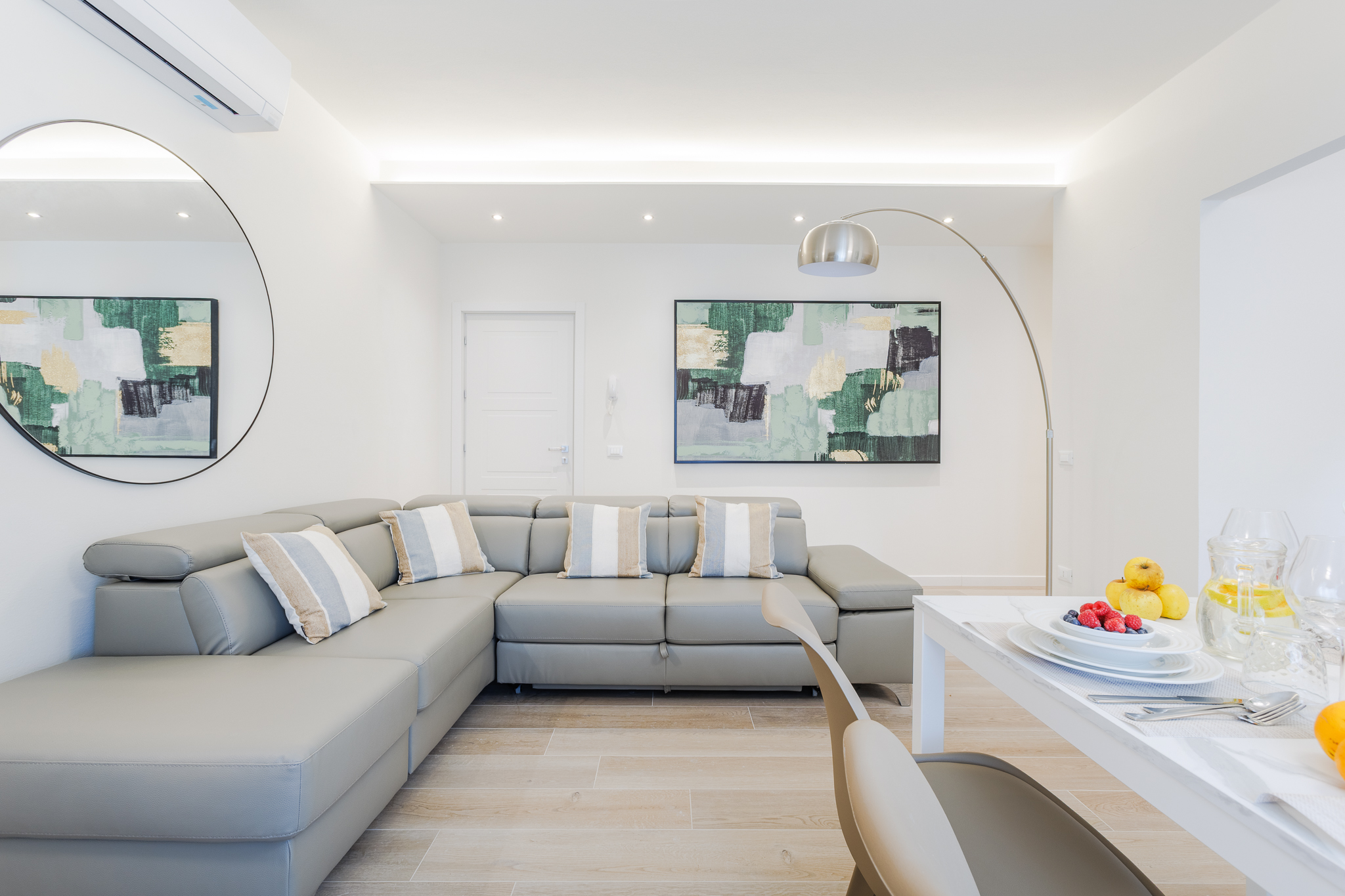 Il Giardino di Villa Banchieri — Calacatta marble-effect bathroom
